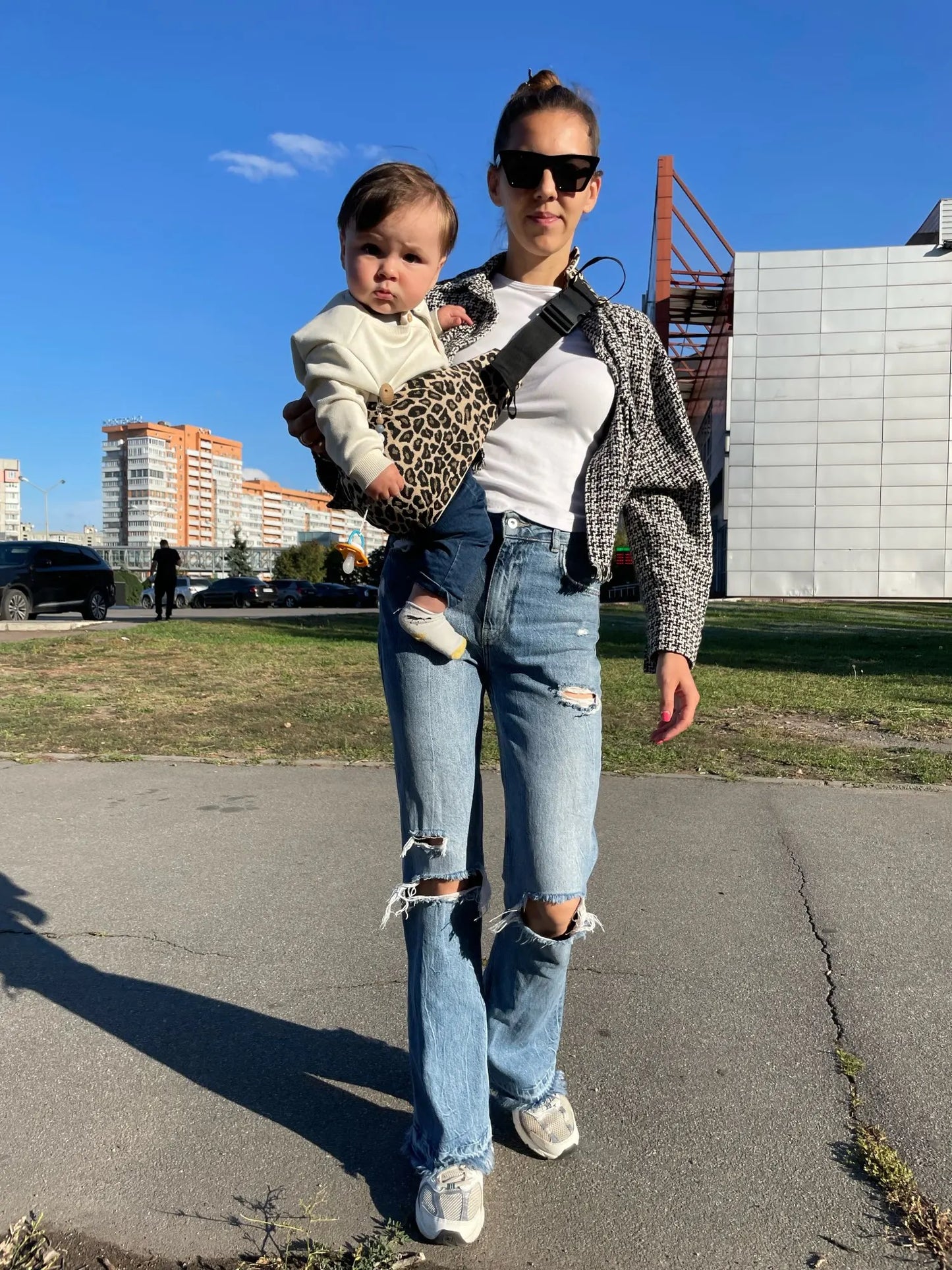 Асиметричен слинг за бебе